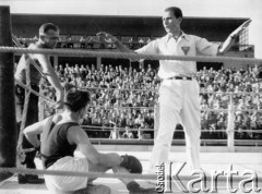 Lata 70., Polska.
Turniej bokserski. Trener Feliks Sztamm (pierwszy z lewej) podczas pojedynku bokserskiego, sędziowanego przez Andrzeja Fedorowicza. 
Fot. Kazimierz Seko, zbiory Ośrodka KARTA


