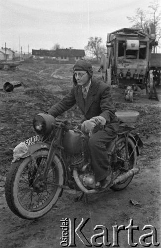 1943, Jaworów, woj. Lwów
Baza remontowa traktorów na terenie dawnej elektrowni, Kazimierz Seko na motocyklu.
Fot. Kazimierz Seko, zbiory Ośrodka KARTA
 
