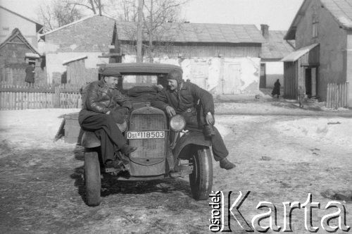1943, Jaworów, woj. Lwów
Baza remontowa traktorów na terenie dawnej elektrowni, pracownicy.
Fot. Kazimierz Seko, zbiory Ośrodka KARTA
 
