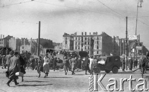 1946, Warszawa, Polska.
 Skrzyżowanie Alej Jerozolimskich i Marszałkowskiej, ruch uliczny, w tle zniszczone domy.
 Fot. Kazimierz Seko, zbiory Ośrodka KARTA
   
