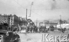 1946, Warszawa, Polska.
 Skrzyżowanie Alej Jerozolimskich i Marszałkowskiej, ruch uliczny, w tle zniszczone domy.
 Fot. Kazimierz Seko, zbiory Ośrodka KARTA
   
