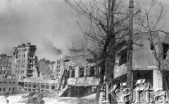 1946, Warszawa, Polska.
 Fragment miasta, zniszczone domy, na pierwszym planie żołnierz LWP.
 Fot. Kazimierz Seko, zbiory Ośrodka KARTA
   
