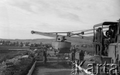 1949, Polska.
Budowa szosy.
Fot. Kazimierz Seko, zbiory Ośrodka KARTA
 

