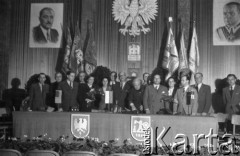 1949, Katowice, Polska.
Konferencja sprawozdawcza Stronnictwa Demokratycznego, goście zagraniczni, z lewej wisi portret Bolesława Bieruta.
Fot. Kazimierz Seko, zbiory Ośrodka KARTA
 
