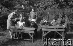 1949, Jędrzejów k/Grodkowa, Polska.
Obóz Społeczny dla dzieci, lekcje pisania i czytania.
Fot. Kazimierz Seko, zbiory Ośrodka KARTA
 
