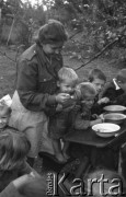 1949, Jędrzejów k/Grodkowa, Polska.
Obóz Społeczny dla dzieci, posiłek maluchów.
Fot. Kazimierz Seko, zbiory Ośrodka KARTA
 
