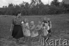 1949, Jędrzejów k/Grodkowa, Polska.
Obóz Społeczny dla dzieci, zabawa w pociąg.
Fot. Kazimierz Seko, zbiory Ośrodka KARTA
 
