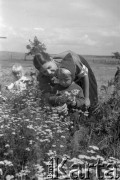 1949, Jędrzejów k/Grodkowa, Polska.
Obóz Społeczny dla dzieci, zabawa na łące.
Fot. Kazimierz Seko, zbiory Ośrodka KARTA
 
