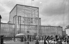 1947, Poznań, Polska.
Targi Poznańskie, pawilon - eksponat, napis nad wejściem: 