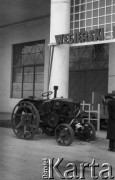 1947, Poznań, Polska.
Targi Poznańskie, traktor przed pawilonem węgierskim.
Fot. Kazimierz Seko, zbiory Ośrodka KARTA
 
