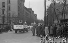 1.05.1947, Poznań, Polska.
Pochód pierwszomajowy, samochód ze sportowcami.
Fot. Kazimierz Seko, zbiory Ośrodka KARTA
 
