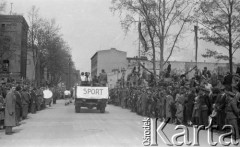 1.05.1947, Poznań, Polska.
Pochód pierwszomajowy, samochód z bokserami.
Fot. Kazimierz Seko, zbiory Ośrodka KARTA
 
