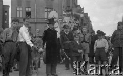 1.05.1947, Poznań, Polska.
Pochód pierwszomajowy, karykatury przywódców z zachodniej Europy, hasła antyfaszystowskie.
Fot. Kazimierz Seko, zbiory Ośrodka KARTA
 

