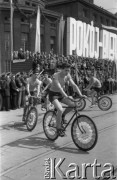 1.05.1952, Katowice, Polska.
Pochód pierwszomajowy, grupa rowerzystów, w tle trybuna honorowa.
Fot. Kazimierz Seko, zbiory Ośrodka KARTA
 

