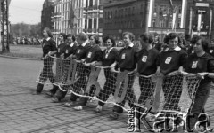 1.05.1952, Katowice, Polska.
Pochód pierwszomajowy, siatkarki AZS-u z hasłem 