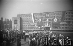 1.05.1953, Stalinogród (Katowice), Polska.
Pochód pierwszomajowy, manifestanci przed budynkiem Komitetu Wojewódzkiego PZPR. Front gmachu udekorowany portretami Józefa Stalina i Bolesława Bieruta, przy Bierucie transparent z napisem: 