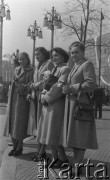 1.05.1953, Stalinogród (Katowice), Polska.
Pochód pierwszomajowy, kobiety z kwiatami przed budynkiem Komitetu Wojewódzkiego PZPR. 
Fot. Kazimierz Seko, zbiory Ośrodka KARTA
 
