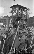 1.05.1953, Katowice, Polska.
Pochód pierwszomajowy, młodzi chłopcy ze szpadlami, łopatami i kilofami.
Fot. Kazimierz Seko, zbiory Ośrodka KARTA
 
