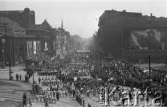 1.05.1953, Stalinogród (Katowice), Polska.
Pochód pierwszomajowy, na budynku z prawej malowidło i hasło: 