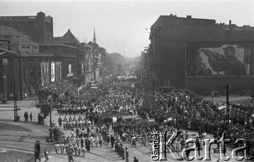 1.05.1953, Stalinogród (Katowice), Polska.
Pochód pierwszomajowy, na budynku z prawej malowidło i hasło: 