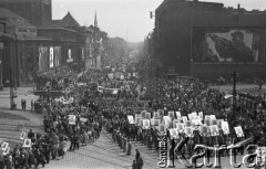 1.05.1953, Stalinogród (Katowice), Polska.
Pochód pierwszomajowy, grupa ludzi z portretami Bolesława Bieruta, na budynku z prawej malowidło i hasło: 