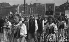 1.05.1953, Stalinogród (Katowice), Polska.
Pochód pierwszomajowy, młodzież w strojach regionalnych.
Fot. Kazimierz Seko, zbiory Ośrodka KARTA
 
