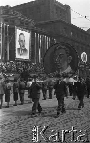 1.05.1953, Stalinogród (Katowice), Polska.
Pochód pierwszomajowy, manifestanci niosą portret Józefa Stalina, z lewej nad trybuną honorową wisi portret Bolesława Bieruta.
Fot. Kazimierz Seko, zbiory Ośrodka KARTA
 
