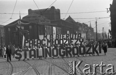 1.05.1953, Stalinogród (Katowice), Polska.
Pochód pierwszomajowy, młodzież z transparentami: 