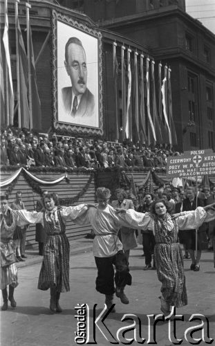 1.05.1953, Stalinogród (Katowice), Polska.
Pochód pierwszomajowy, młodzież tańcząca przed trybuną honorową udekorowaną portretem Bolesława Bieruta.
Fot. Kazimierz Seko, zbiory Ośrodka KARTA
 
