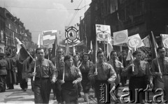 1.05.1953, Stalinogród (Katowice), Polska.
Pochód pierwszomajowy, grupa manifestantów z plakatami.
Fot. Kazimierz Seko, zbiory Ośrodka KARTA
 
