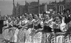 1.05.1953, Stalinogród (Katowice), Polska.
Pochód pierwszomajowy, kobiety w strojach regionalnych.
Fot. Kazimierz Seko, zbiory Ośrodka KARTA
 
