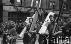 1.05.1953, Stalinogród (Katowice), Polska.
Pochód pierwszomajowy, manifestanci z atrapami przyborów kreślarskich.
Fot. Kazimierz Seko, zbiory Ośrodka KARTA
 
