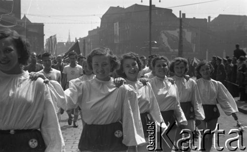 1.05.1953, Stalinogród (Katowice), Polska.
Pochód pierwszomajowy, dziewczyny w szortach i białych bluzkach.
Fot. Kazimierz Seko, zbiory Ośrodka KARTA
 
