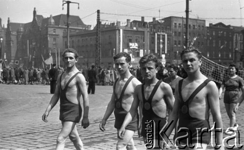 1.05.1953, Stalinogród (Katowice), Polska.
Pochód pierwszomajowy, chłopcy w strojach gimnastycznych.
Fot. Kazimierz Seko, zbiory Ośrodka KARTA
 
