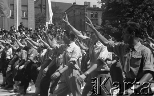 22.07.1953, Stalinogród (Katowice), Polska.
Uroczyste obchody 9 rocznicy ogłoszenia Manifestu PKWN, uczestnicy pochodu.
Fot. Kazimierz Seko, zbiory Ośrodka KARTA
 
