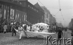 1.05.1953, Stalinogród (Katowice), Polska.
Pochód pierwszomajowy, spadochroniarz, z lewej nad trybuną honorową wisi portret Bolesława Bieruta.
Fot. Kazimierz Seko, zbiory Ośrodka KARTA
 
