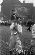 1.05.1954, Stalinogród (Katowice), Polska.
Pochód pierwszomajowy, mężczyzna z dzieckiem na ramionach.
Fot. Kazimierz Seko, zbiory Ośrodka KARTA
 
