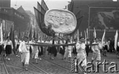 1.05.1954, Katowice, Polska.
Pochód pierwszomajowy, manifestanci z płaskorzeźbą  na platformie - portretem Marksa, Engelsa, Lenina i Stalina.
Fot. Kazimierz Seko, zbiory Ośrodka KARTA
 
