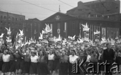 1.05.1954, Stalinogród (Katowice), Polska.
Pochód pierwszomajowy, młodzież z gołąbkami pokoju.
Fot. Kazimierz Seko, zbiory Ośrodka KARTA
 
