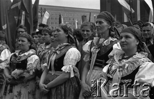 1.05.1958, Katowice, Polska.
Pochód pierwszomajowy, kobiety w strojach regionalnych.
Fot. Kazimierz Seko, zbiory Ośrodka KARTA
 
