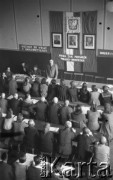 1949, Pyskowice, Polska.
Kurs dla analfabetów, hasła na transparentach: 