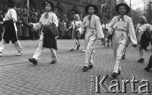 1.05.1949, Katowice, Polska.
Pochód pierwszomajowy, chłopcy w strojach góralskich.
Fot. Kazimierz Seko, zbiory Ośrodka KARTA
 

