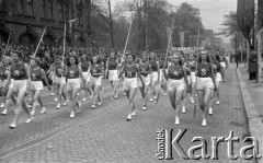 1.05.1949, Katowice, Polska.
Pochód pierwszomajowy, dziewczęta w strojach sportowych.
Fot. Kazimierz Seko, zbiory Ośrodka KARTA
 
