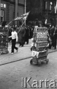 1.05.1949, Katowice, Polska.
Pochód pierwszomajowy, wózki z publikacjami - gazetami i książkami.
Fot. Kazimierz Seko, zbiory Ośrodka KARTA
 
