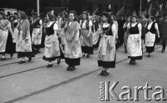 1.05.1949, Katowice, Polska.
Pochód pierwszomajowy, kobiety w strojach regionalnych.
Fot. Kazimierz Seko, zbiory Ośrodka KARTA
 
