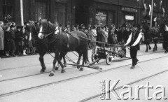 1.05.1949, Katowice, Polska.
Pochód pierwszomajowy.
Fot. Kazimierz Seko, zbiory Ośrodka KARTA
 

