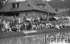 1950, Poronin, Polska.
Odsłonięcie pomnika Włodzimierza Lenina, na brzegu stawu leży transparent: 