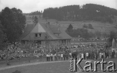 1950, Poronin, Polska.
Odsłonięcie pomnika Włodzimierza Lenina, z lewej budynek muzeum.
Fot. Kazimierz Seko, zbiory Ośrodka KARTA
 
