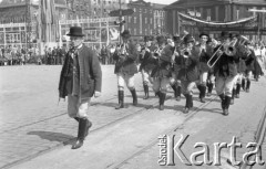 1.05.1950, Katowice, Polska.
Pochód pierwszomajowy, orkiestra, hasło w tle: 