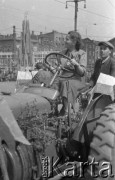 1.05.1950, Katowice, Polska.
Pochód pierwszomajowy, traktorzystka.
Fot. Kazimierz Seko, zbiory Ośrodka KARTA
 
